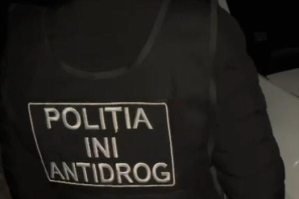 Reținuți pentru trafic de droguri