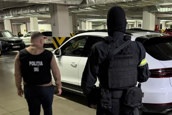 Reținerea administratorului unei companii în domeniul închirierii auto, după ce ar fi delapidat compania și ar fi estorcat sume de bani.