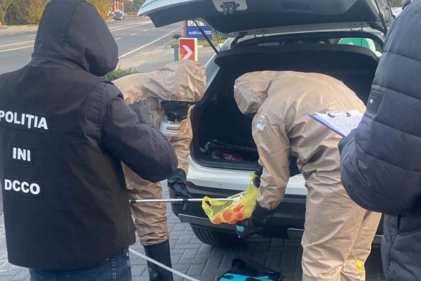 Captură de mercur, în valoare de 45 de mii de euro, depistată de polițiști. Doi suspecți reținuți.