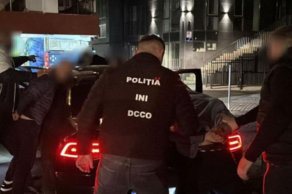 Organizatorul și un alt complice la incendierea mașinii Poliției, în dimineața din ziua alegerilor prezidențiale – reținuți