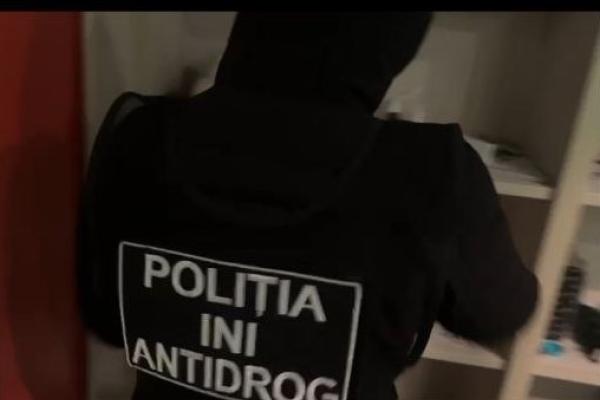 Arestați pentru trafic de droguri