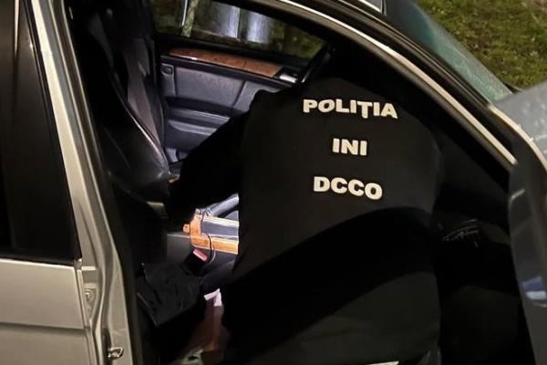 Ofițerii Direcției combaterea criminalității organizate a INI,  de comun cu procurorii din cadrul PCCOCS,  au anunțat reținerea unui membru al organizației criminale „Patron,” care a șantajat un cetățean al Moldovei cu afacere în Franța, de la care au pretins returnarea unei datori fictive de 9000 de euro.     Fapta a avut loc în luna mai 2024, atunci când învinuitul din Călărași cu vârsta de puțin peste 40 de ani îl contacta pe bărbat inclusiv prin apeluri video pe aplicația telefonică Whatsapp și-l amenin