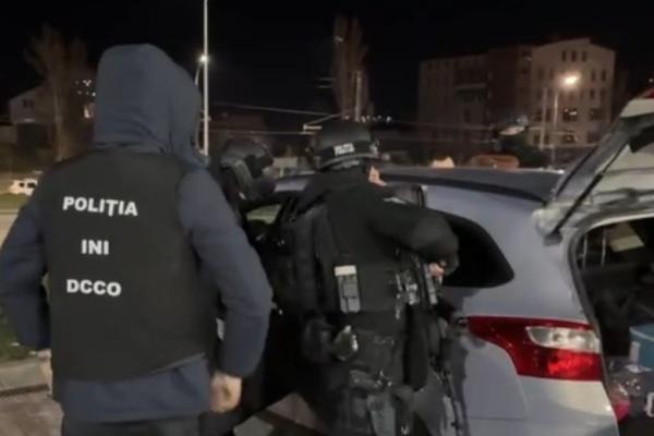 Reținuți pentru șantaj și răpire de persoană.