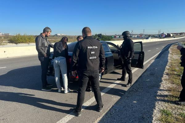 Membrul unei organizații de tineret, gestionată de un grup criminal organizat, împreună cu câțiva complici, a fost reținut pentru trafic de droguri în capitală.