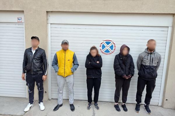 Trei bărbați și două femei din Slobozia și Tiraspol – reținuți, înainte să incendieze intrarea CEC și mașini ale Poliției.