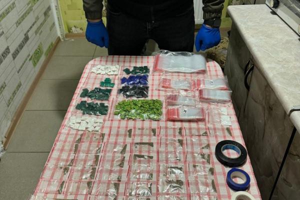 Droguri în valoare de 2 milioane de lei. Suspecții – plasați în arest.