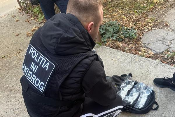 Circa 20 de kg de droguri, cu valoarea estimativă de 15 milioane de lei, scoase din circuit de polițiști. Doi suspecți reținuți.