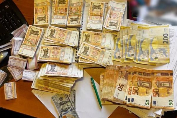 Ofițerii Centrului pentru combaterea crimelor cibernetice și cei ai Direcției urmărire penală ai INI, de comun cu procurorii PCCOCS, au deconspirat o schemă prin care au fost accesate ilegal, cu scop de vânzare, date restricționate despre profilul mașinilor din Moldova.