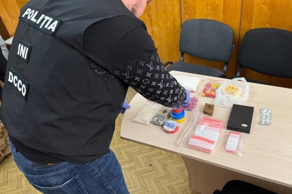 Trafic de droguri în valoare de 1 500 000 lei: 3 bărbați din capitală – reținuți de polițiști.