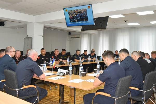 Polițiști instruiți în domeniul menținerii securității publice în cadrul măsurilor în masă.