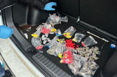 Captură de droguri de peste 1.000.000 de lei. Doi tineri plasați în arest.