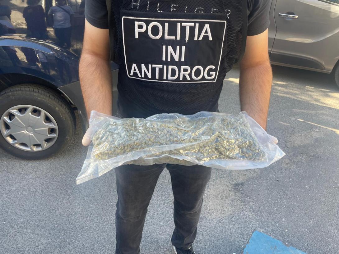 Marijuana, mefedronă și mii de pastile ecstasy, de peste un milion și jumătate de lei, achiziționate din Spania și introduse în țară prin contrabandă, ridicate de ofițerii Antidrog.