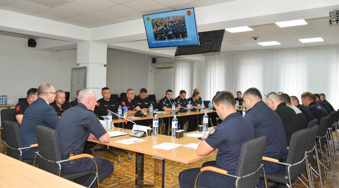 Polițiști instruiți în domeniul menținerii securității publice în cadrul măsurilor în masă.